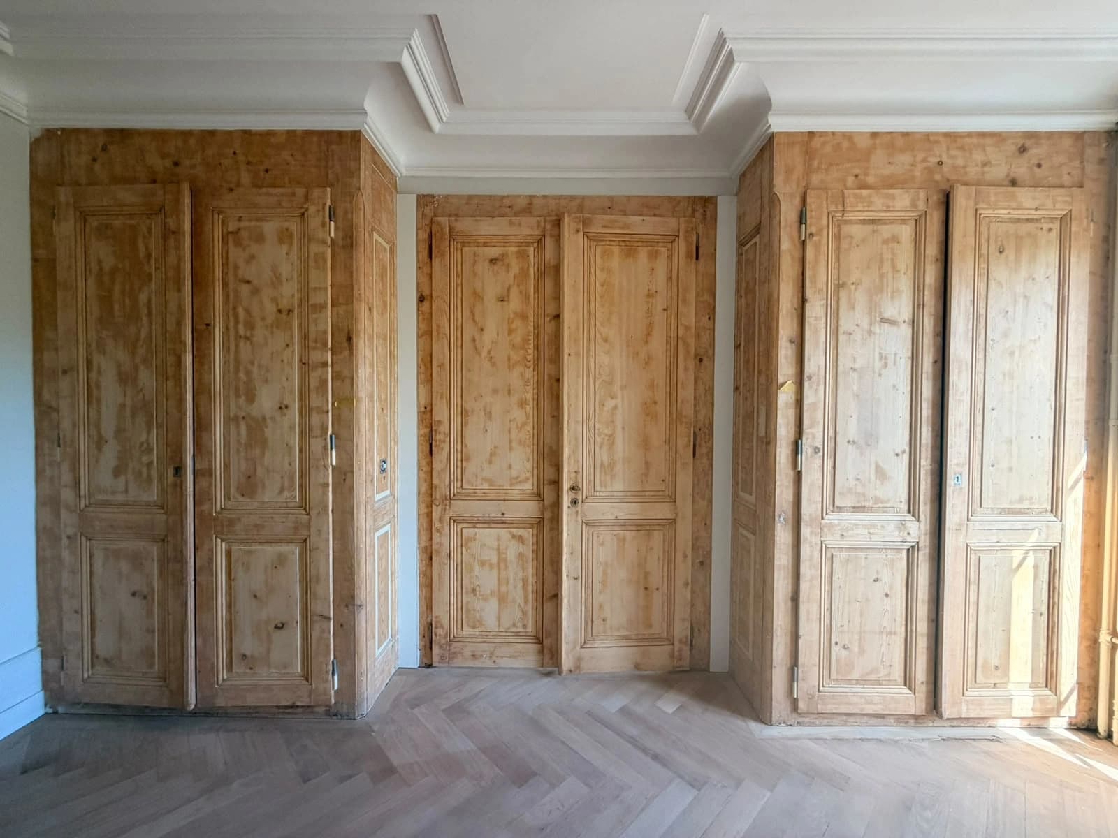 Avant : portes et boiseries en bois brut, taché
